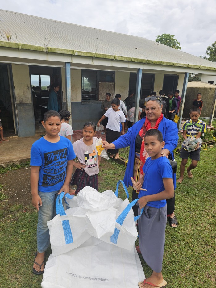 Collecting plastic bottles Taanga Primary2